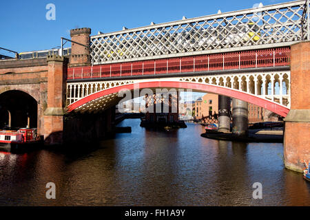 Manchester, UK - 15. Februar 2016: viktorianische Gusseisen Eisenbahn Viadukte über den Kanal-Becken im Castlefield Stockfoto