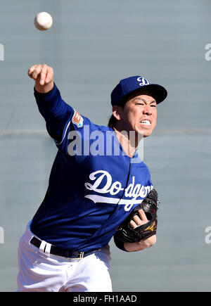 Glendale, Arizona, USA. 21. Februar 2016. Kenta Maeda (Schwindler) MLB: Los Angeles Dodgers Spring Baseball Trainingscamp in Glendale, Arizona, Vereinigte Staaten von Amerika. © AFLO/Alamy Live-Nachrichten Stockfoto