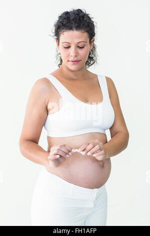 Schwangere Frau brechen Zigarette Stockfoto