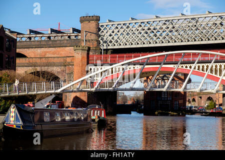 Manchester, UK - 15. Februar 2016: viktorianische Gusseisen Eisenbahn Viadukte über den Kanal-Becken in der Innenstadt Conservation Area Stockfoto