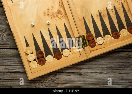 Farbdetails ein Backgammon-Spiel mit zwei Würfeln hautnah Stockfoto