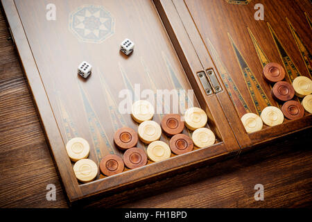 Farbdetails ein Backgammon-Spiel mit zwei Würfeln hautnah Stockfoto