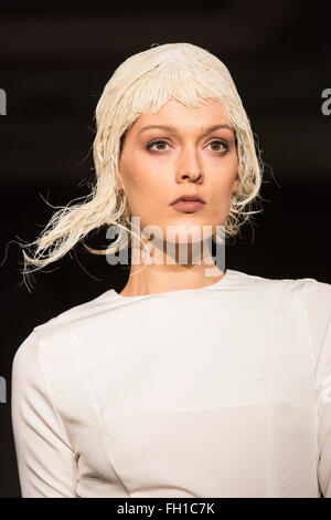 London, UK. 22. Februar 2016. Vin & Omi AW16 Modenschau während der London Fashion Week. Stockfoto