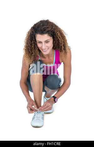 Glückliche junge Frau binden Schnürsenkel Stockfoto
