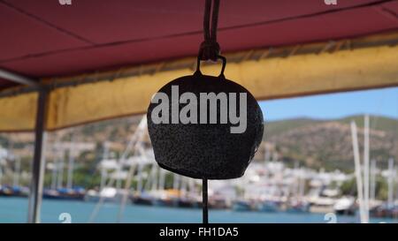 In der Nähe von Bell auf der Gulet Boot mit angelegten Boote in den Boden zurück in den Hafen von Bodrum kommen Stockfoto