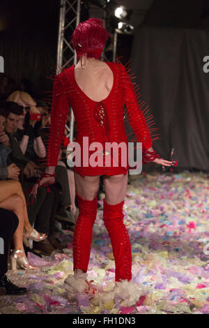 London, UK. 22. Februar 2016. Ein männliches Model auf dem Laufsteg kämpft und fällt. Vin & Omi AW16 Modenschau während der London Fashion Week. Stockfoto