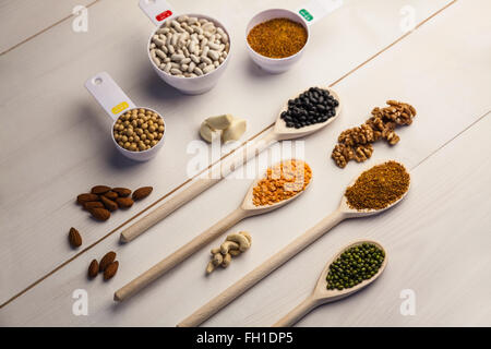 Löffel und Schalen von Hülsenfrüchten und Samen Stockfoto