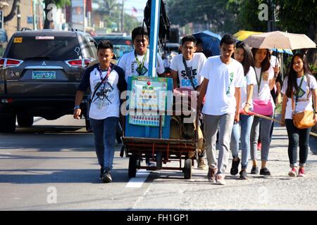 Die dynamische Teen Company (DTC) Freiwilligen beim Druck der Kariton Klasrum auf dem Weg zur Brgy. 5, Alonzo Straße, Dalahikan, Cavite City für ihre wöchentlichen Volksbildung. Die Gründer von DTC finden Erfüllung, wenn sie langsam die Zahl der Jugendlichen, die durch ihre Programme umgewandelt werden. Transformierte Jugendlichen früher Drogenkonsumenten, Diebe, Radikalfänger, Straßenkinder, Aussteiger und der außerschulischen Jugend sind jetzt DTC freiwillige und in Regelschulen zurückgekehrt. Während einige der Kinder aus der Schule bleiben sie, sind zumindest auf Grundbildung durch K4 zugreifen. (Foto Stockfoto