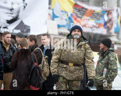 Kiew, Ukraine. 23. Februar 2016. Ein Plakat zeigt ein Bild der ukrainische Premierminister Arseniy Yatsenyuk auf dem Maidan Nezalezhnosti (lit.) Platz der Unabhängigkeit) in Kiew, Ukraine, 23. Februar 2016. Bundesaußenminister Frank-Walter Steinmeier und sein französischer Amtskollege Jean-Marc Ayrault setzen ihre gemeinsame Reise in die Ukraine, die darauf abzielt die ehemalige Sowjetrepublik auf seinem Weg zu pro-europäischen Reformen zu halten. Foto: KAY NIETFELD/Dpa/Alamy Live News Stockfoto