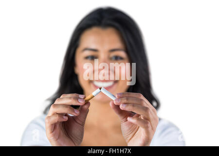 Glückliche Frau eine Zigarette entzwei brechen Stockfoto