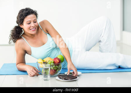 Schwangere Frau zu Schokoriegel halten Stockfoto