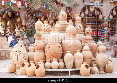 Terrakotta-Töpfe zum Verkauf in Nizwa Souk. Sultanat von Oman, Naher Osten Stockfoto