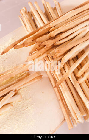 Detail der Brot-Sticks auf Holzregal in Bäckerei Stockfoto