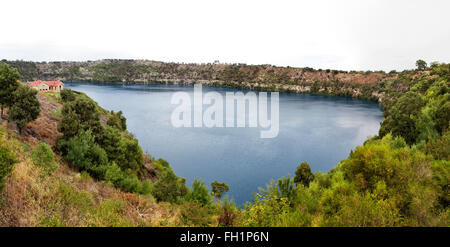 Panorama des Blue Lake, einem Kratersee in einer ausgestorbenen vulkanischen Maar in Mount Gambier, South Australia, Australien. Stockfoto