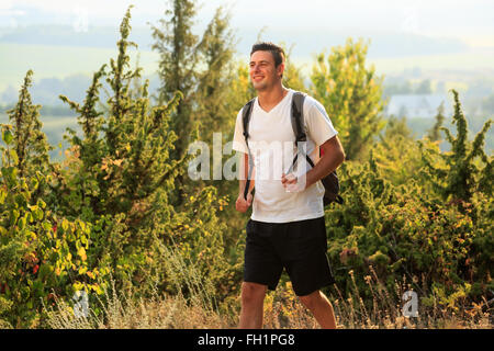 Nahaufnahme eines lächelnden jungen Mann mit Rucksack wandern Stockfoto