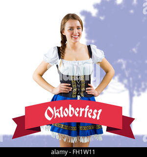 Zusammengesetztes Bild von hübschen Oktoberfest Mädchen lächelnd in die Kamera Stockfoto