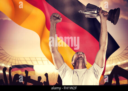 Zusammengesetztes Bild glücklich Rugbyspieler holding trophy Stockfoto