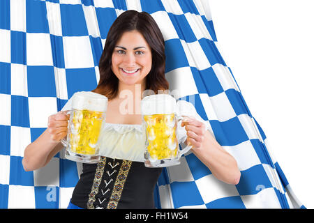 Zusammengesetztes Bild von hübschen Oktoberfest Mädchen halten Bier Humpen Stockfoto