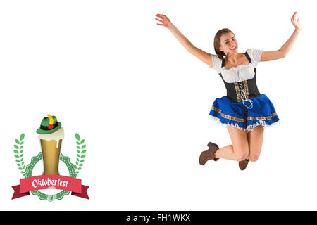 Zusammengesetztes Bild von hübschen Oktoberfest Mädchen lächelnd und springen Stockfoto