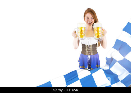 Zusammengesetztes Bild des Oktoberfest Mädchen halten Krüge Bier Stockfoto