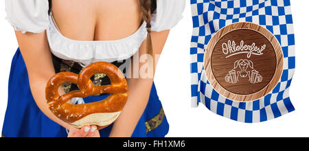 Zusammengesetztes Bild von Oktoberfest Mädchen biegen und zeigt Brezel Stockfoto