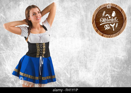 Zusammengesetztes Bild von hübschen Oktoberfest Mädchen lächelnd Stockfoto