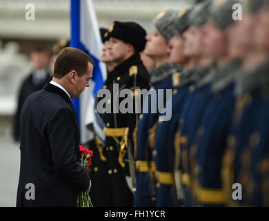 Moskau, Russland. 23. Februar 2016. Der russische Premierminister Dmitry Medvedev besucht eine Kranzniederlegung in Moskau, Russland, am 23. Februar 2016. Mehrere Beamte der russischen Regierung besuchte eine Kranzniederlegung am Grab des unbekannten Soldaten mit der ewigen Flamme, der Tag des Verteidigers des Vaterlandes hier am Dienstag zu markieren. Bildnachweis: Dai Tianfang/Xinhua/Alamy Live-Nachrichten Stockfoto