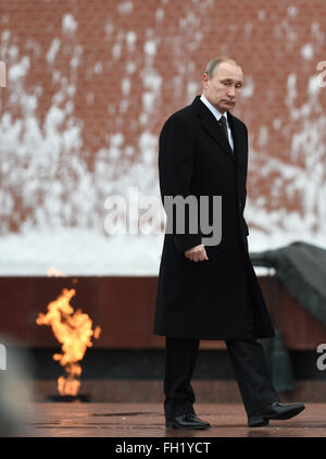 Moskau, Russland. 23. Februar 2016. Der russische Präsident Vladimir Putin besucht eine Kranzniederlegung in Moskau, Russland, am 23. Februar 2016. Mehrere Beamte der russischen Regierung besuchte eine Kranzniederlegung am Grab des unbekannten Soldaten mit der ewigen Flamme, der Tag des Verteidigers des Vaterlandes hier am Dienstag zu markieren. Bildnachweis: Dai Tianfang/Xinhua/Alamy Live-Nachrichten Stockfoto