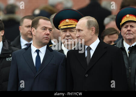 Moskau, Russland. 23. Februar 2016. Der russische Präsident Vladimir Putin (R, vorne) spricht mit der russische Premierminister Dmitry Medvedev (L, vorn) während einer Kranzniederlegung in Moskau, Russland, am 23. Februar 2016. Mehrere Beamte der russischen Regierung besuchte eine Kranzniederlegung am Grab des unbekannten Soldaten mit der ewigen Flamme, der Tag des Verteidigers des Vaterlandes hier am Dienstag zu markieren. Bildnachweis: Dai Tianfang/Xinhua/Alamy Live-Nachrichten Stockfoto