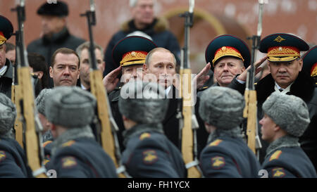 Moskau, Russland. 23. Februar 2016. Der russische Premierminister Dmitry Medvedev, der russische Präsident Vladimir Putin und der russische Verteidigungsminister Sergei Shoigu (von L bis R) anzeigen die Ehrengarde bei einer Kranzniederlegung in Moskau, Russland, am 23. Februar 2016. Mehrere Beamte der russischen Regierung besuchte eine Kranzniederlegung am Grab des unbekannten Soldaten mit der ewigen Flamme, der Tag des Verteidigers des Vaterlandes hier am Dienstag zu markieren. Bildnachweis: Dai Tianfang/Xinhua/Alamy Live-Nachrichten Stockfoto