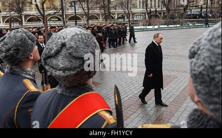 Moskau, Russland. 23. Februar 2016. Der russische Präsident Vladimir Putin besucht Kranzniederlegung in Moskau, Russland, am 23. Februar 2016. Mehrere Beamte der russischen Regierung besuchte eine Kranzniederlegung am Grab des unbekannten Soldaten mit der ewigen Flamme, der Tag des Verteidigers des Vaterlandes hier am Dienstag zu markieren. Bildnachweis: Dai Tianfang/Xinhua/Alamy Live-Nachrichten Stockfoto