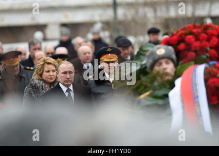 Moskau, Russland. 23. Februar 2016. Der russische Präsident Vladimir Putin (L, vorn) besucht eine Kranzniederlegung in Moskau, Russland, am 23. Februar 2016. Mehrere Beamte der russischen Regierung besuchte eine Kranzniederlegung am Grab des unbekannten Soldaten mit der ewigen Flamme, der Tag des Verteidigers des Vaterlandes hier am Dienstag zu markieren. Bildnachweis: Dai Tianfang/Xinhua/Alamy Live-Nachrichten Stockfoto