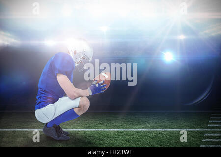 Zusammengesetztes Bild des Höhenplans von american Footballspieler in Angriffsposition Stockfoto