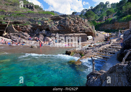 -Europa, Spanien, Balearen, Mallorca, die kleinen und romantischen Strand Cala Deia in das Tramuntana-Gebirge. Stockfoto
