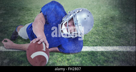 Zusammengesetztes Bild der amerikanischen Football-Spieler kämpfen um den Ball zu fangen Stockfoto