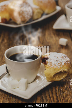 Traditionelle panierte Kuchen mit Erdbeere Marmelade auf Holztisch Stockfoto