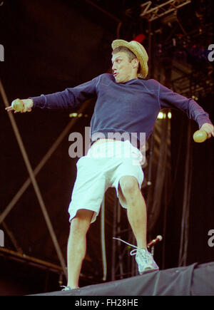 Markieren Sie "Bez" Berry auf der Bühne mit den Happy Mondays auf dem V99 Festival, 21. August 1999, Staffordshire. Stockfoto