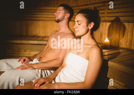 Glückliches Paar zusammen die Sauna genießen Stockfoto