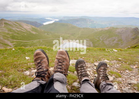 Blick in Richtung rot Tarn über Wanderstiefel von zwei Wanderer ruht auf Lakelandpoeten, Lake District, Cumbria, England, United Kingdo Stockfoto
