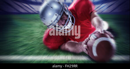 Zusammengesetztes Bild des Sportlers, die kämpfen, um den Ball zu fangen Stockfoto