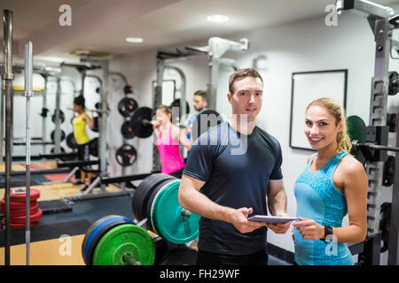 Client und Trainer Blick auf TabletPC Stockfoto