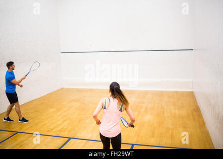 Wettbewerbsfähige paar squash spielen zusammen Stockfoto