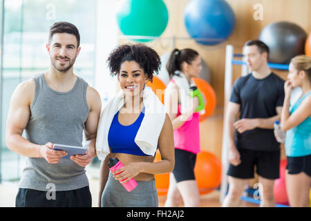 Client und Trainer Blick auf TabletPC Stockfoto