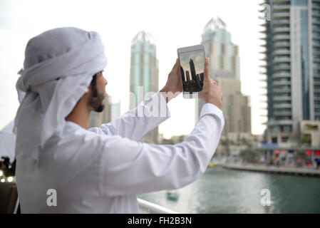 Junge Emiratis Arabische Mann unter selfie Stockfoto