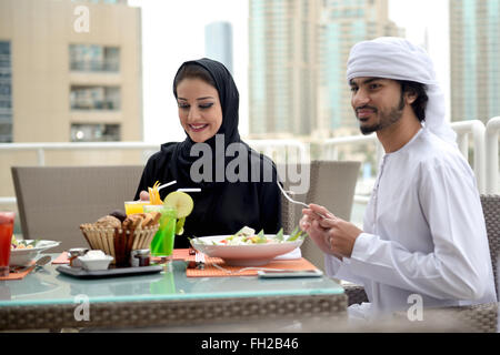 Junge Emiratis arabische paar Restaurants Stockfoto