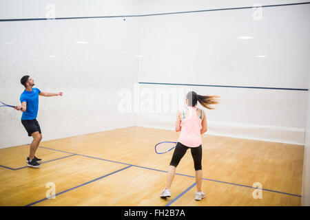 Wettbewerbsfähige paar squash spielen zusammen Stockfoto
