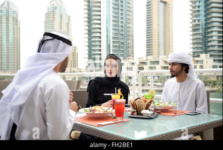 Junge Emiratis arabische Freunde Essen in einem restaurant Stockfoto