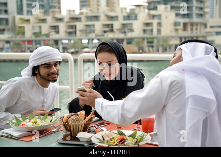 Junge Emiratis arabische Freunde Essen in einem restaurant Stockfoto