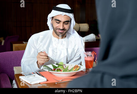 Junge Emiratis arabische paar Essen in einem restaurant Stockfoto