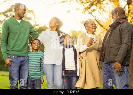 Großfamilie posiert mit warmer Kleidung Stockfoto